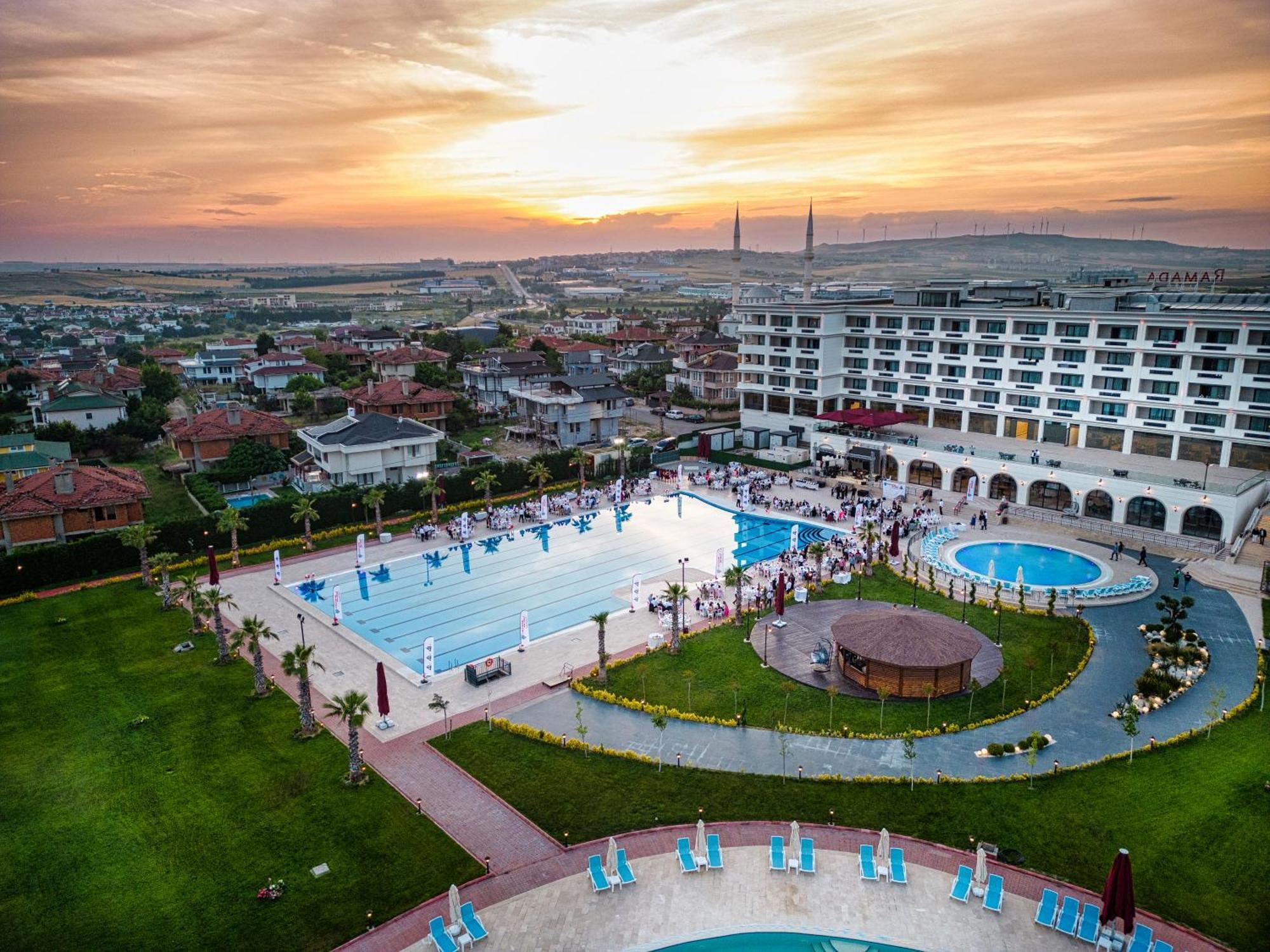 Ramada Plaza By Wyndham Silivri Hotel ภายนอก รูปภาพ